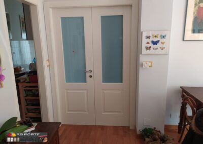 Porta da interno modello Prima laccata con bugne pantografate e vetri opachi