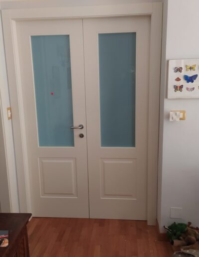 Installazione Porta da interno modello Prima laccata con bugne pantografate e vetri opachi