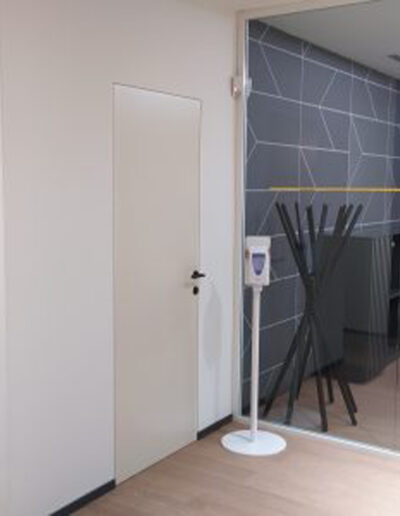 Installazione Porta filo muro Idoor Magic per Istituto di credito