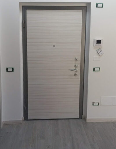 Porta blindata con rivestimento interno