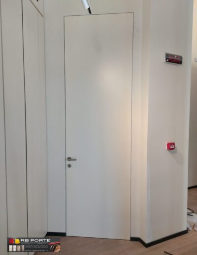 installazione porte filo muro laccata bianca-tre metri